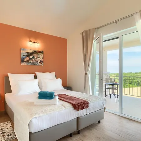 Beautiful Casa Nova With Pool In Villa *