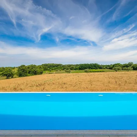 Beautiful Casa Nova With Pool In Villa *