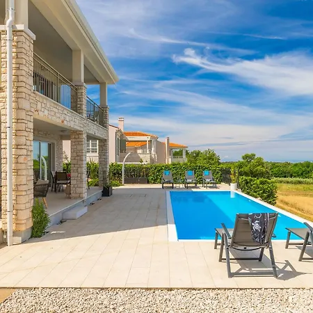 Beautiful Casa Nova With Pool In Villa *