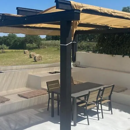 Beautiful Casa Nova With Pool In Villa