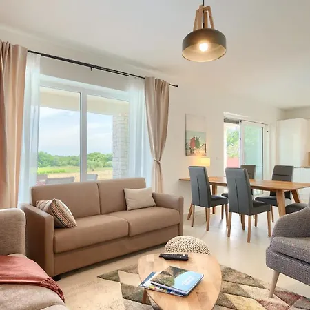 Beautiful Casa Nova With Pool In *