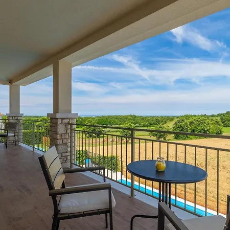 Beautiful Casa Nova With Pool In Villa