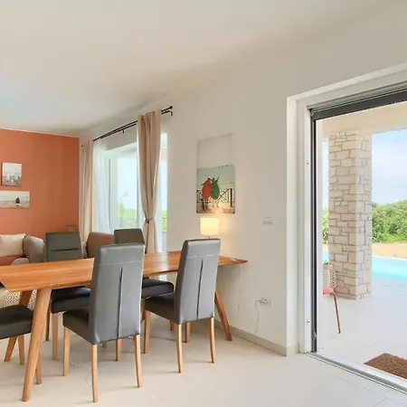 Beautiful Casa Nova With Pool In Villa *