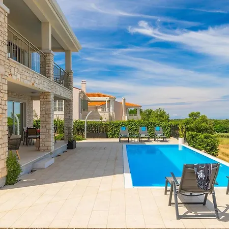 Beautiful Casa Nova With Pool In Villa *