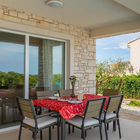 Beautiful Casa Nova With Pool In Villa