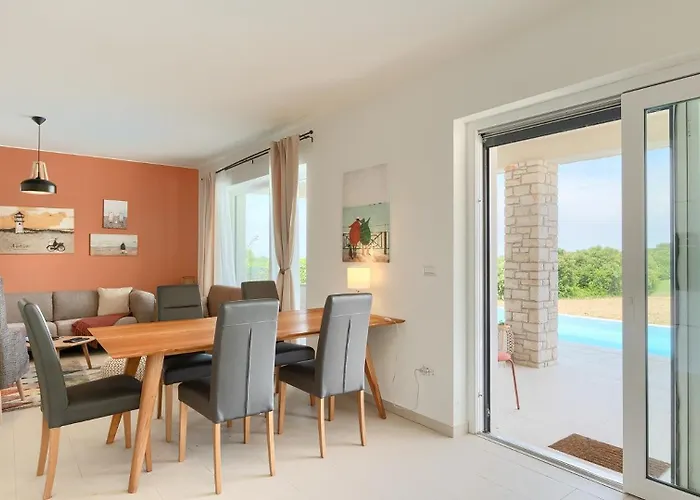 Beautiful Casa Nova With Pool In Villa *
