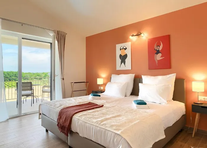 Beautiful Casa Nova With Pool In Villa *