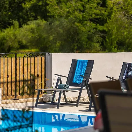 Beautiful Casa Nova With Pool In Villa *
