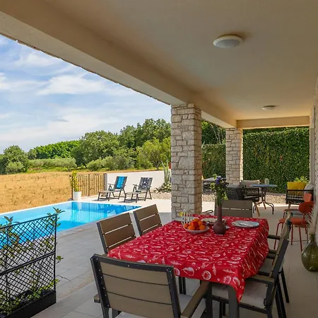 Villa Beautiful Casa Nova With Pool In Brtonigla