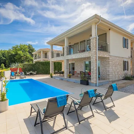 Beautiful Casa Nova With Pool In *