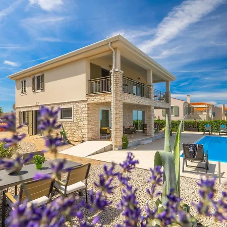 Beautiful Casa Nova With Pool In *