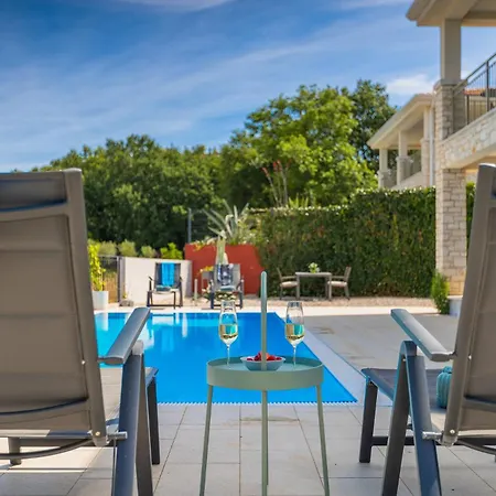 Beautiful Casa Nova With Pool In Villa *