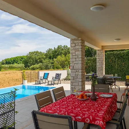 Willa Beautiful Casa Nova With Pool In Brtonigla